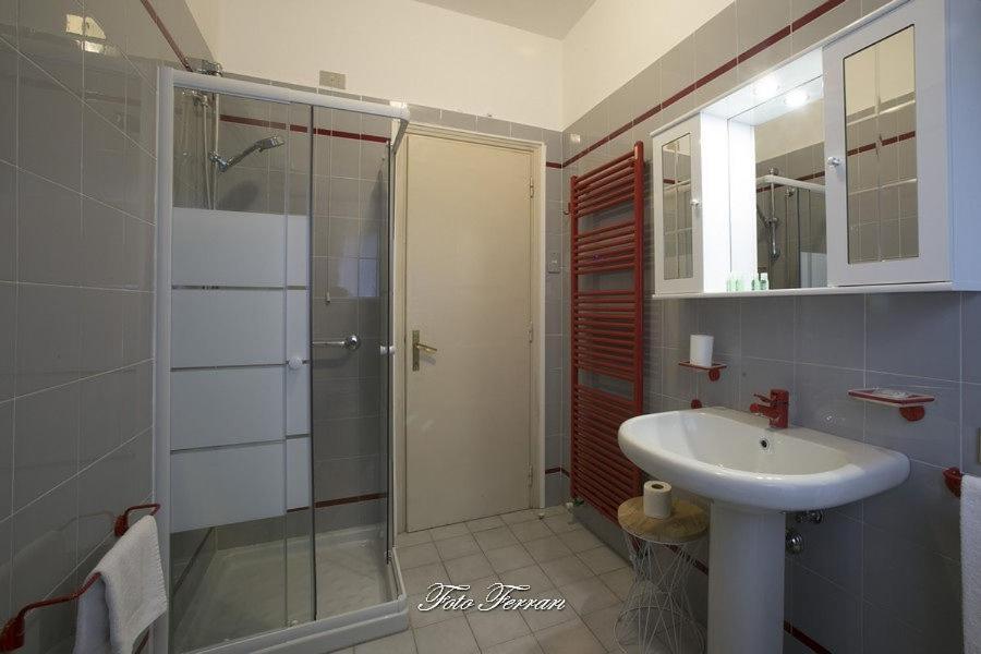Casa Vacanze Gli Ulivi Del Lago Sale Marasino Exterior foto